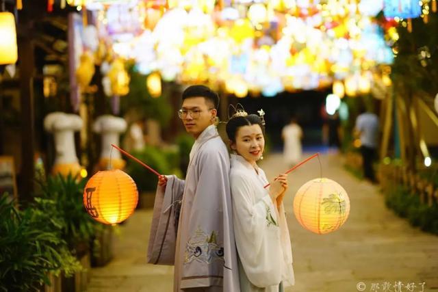 40-50岁女性的最新发型，小巷深处的时尚探索